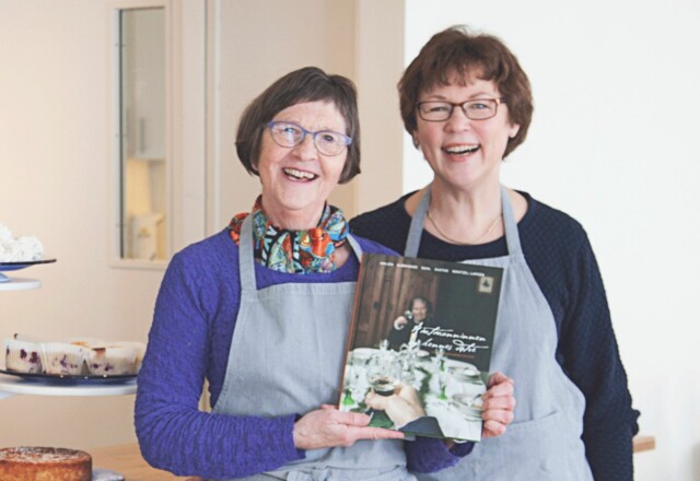 GAMMEL MATSKIKK: Det er matentusiastene Anne Marie Amlien og Kirsten Gustad som, sammen med flere, har skrevet «Amtmanninnens og hennes Døtre, en kulturhistorisk kokebok fra Toten». Foto: Synøve Dreyer GAMMEL MATSKIKK: Det er matentusiastene Anne Marie Amlien og Kirsten Gustad som, sammen med flere, har skrevet «Amtmanninnens og hennes Døtre, en kulturhistorisk kokebok fra Toten». Foto: Synøve Dreyer